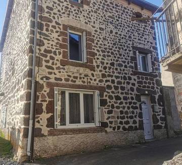 Gîte pour 5 personnes, avec jardin, animaux acceptés à Coucouron