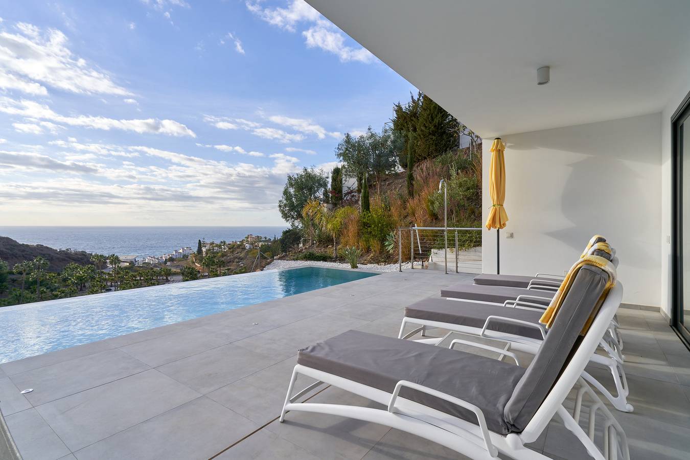 Villa 'Casa Leala Luxury' with Sea View, Wi-Fi and Air Conditioning in Torrox Costa, Torrox