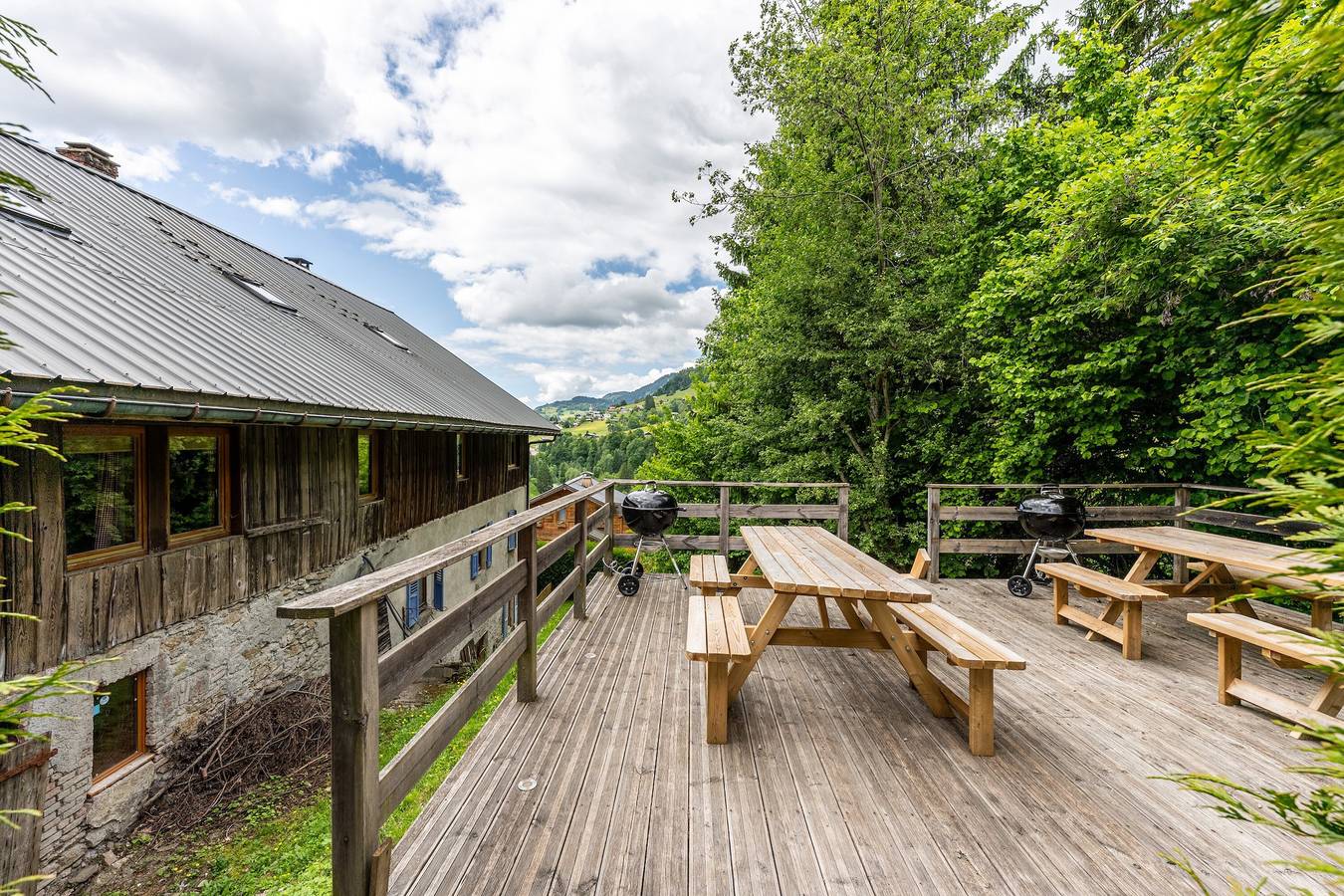 Entire apartment, Apartment "Le Chamois" with Shared Terrace, Balcony, and Wi-Fi in Flumet, Albertville region