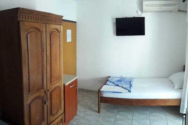 Ganze Wohnung, Trokrevetna soba sa parkingom i svojim kupatilom. in Budva, Opština Budva