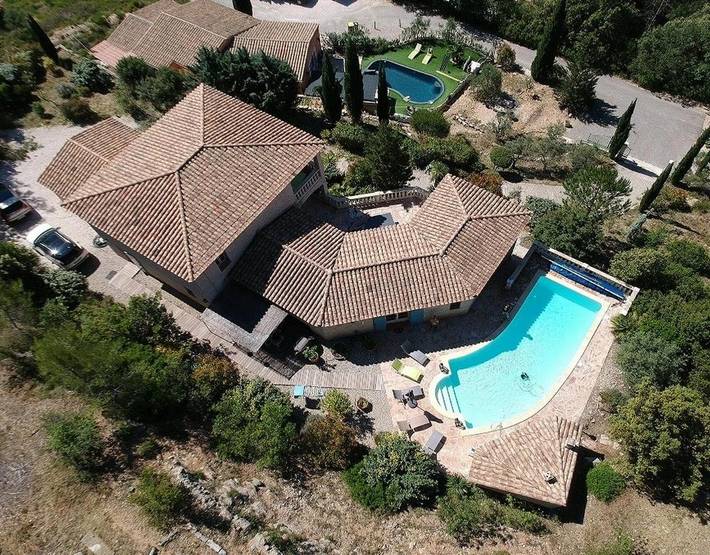 Location de vacances pour 11 personnes, avec Balcon et Terrasse ainsi que Jardin et Piscine à Vins-sur-Caramy