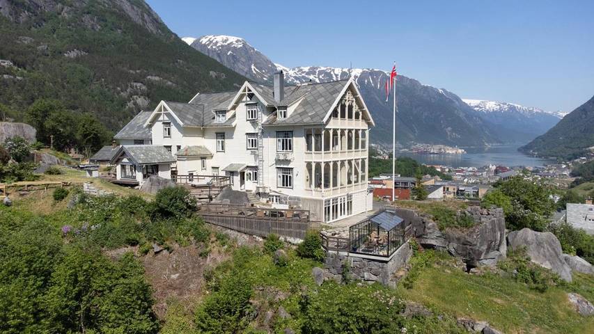 Ferieleilighet for 5 personer, Terrasse og Jacuzzi i tillegg til Hage og Innsjøutsikt i Odda 