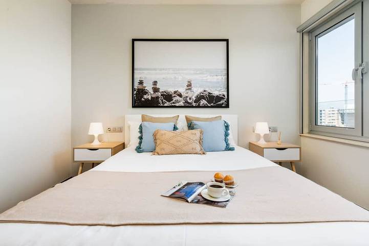 Ganze Wohnung, Modern 2-Bedroom Apartment with Balcony & Pool Access Near Forum Beach in Port Forum, Sant Adrià de Besòs