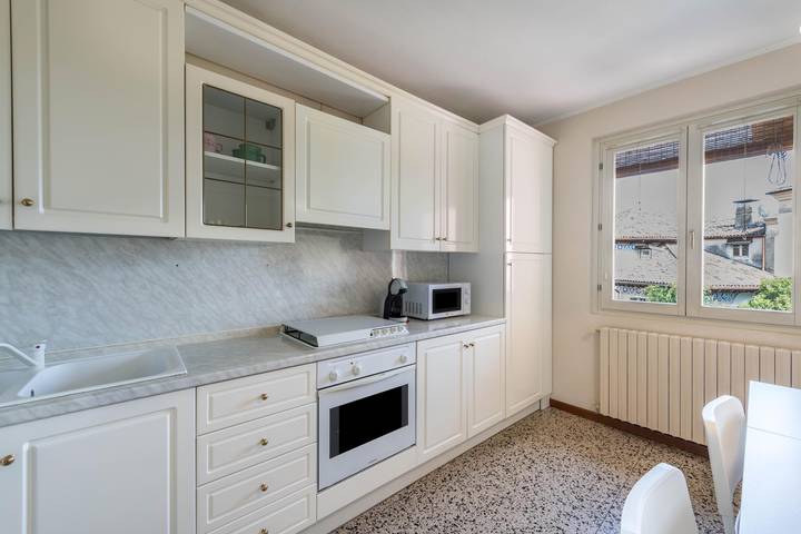 Appartement entier, Appartement 'in Piazza' avec Wi-Fi in Gardone Riviera, Montagnes autour du lac de Garde