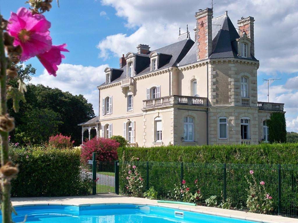 Chateau Vary and Loire Valley Cottages in Jarzé, Région d'Angers