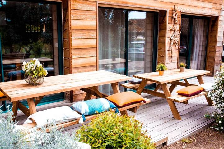 Gîte pour 10 personnes, avec vue et sauna ainsi que jardin et piscine, animaux acceptés à Ratières