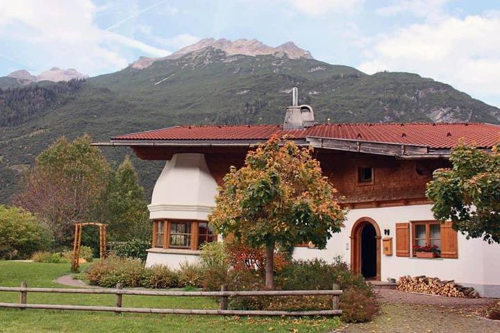 Ferienwohnung für 6 Personen, mit Balkon und Terrasse sowie Garten und Ausblick im Lechtal