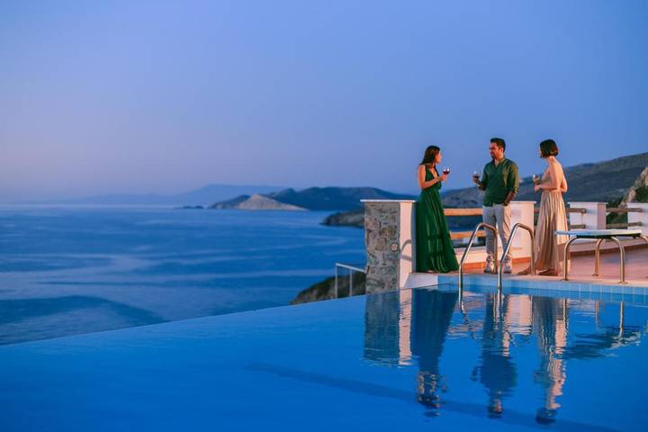 Villa for 16 people, with Balcony and Terrace as well as Garden and Pool in Syros
