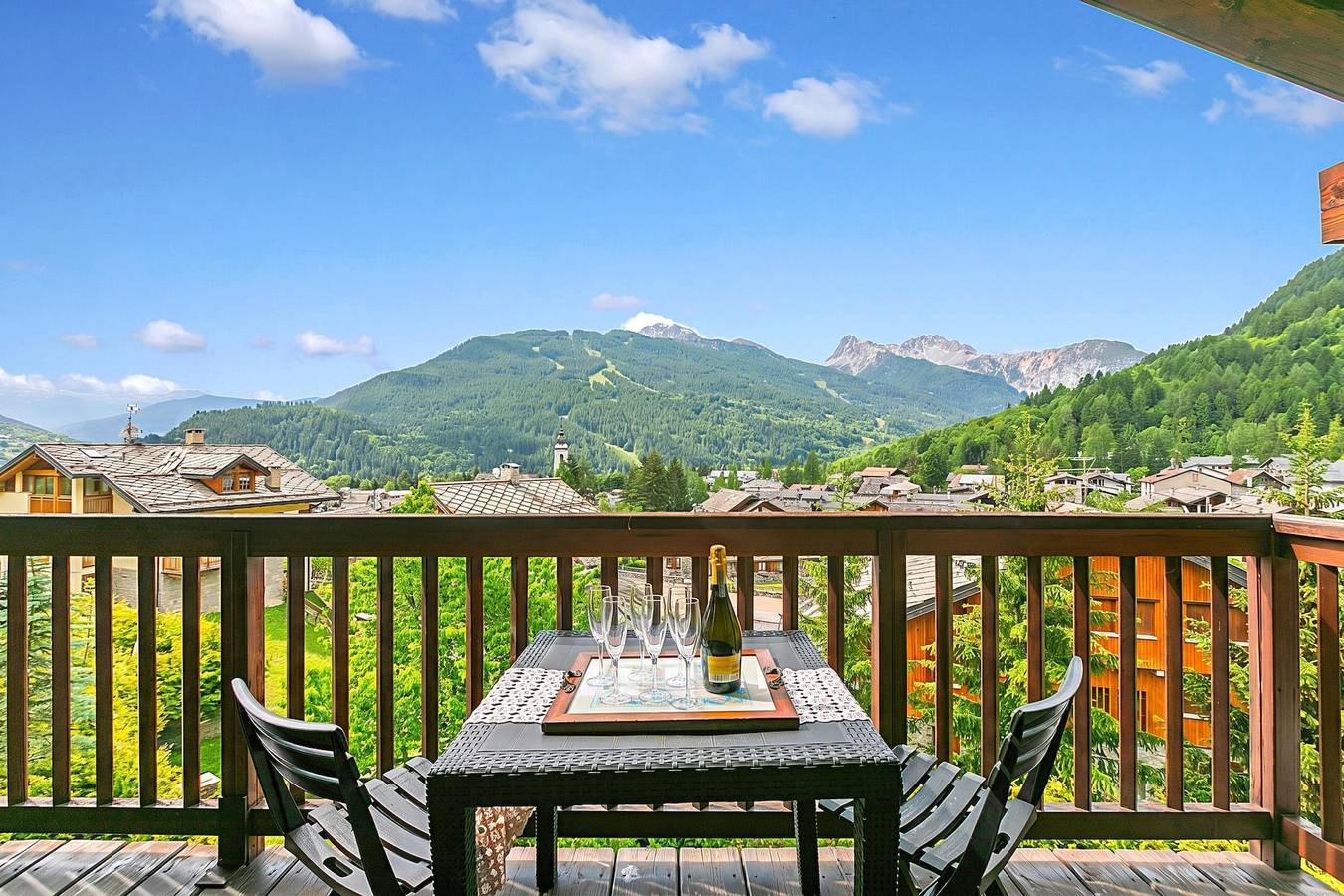 Apartamento entero, Encantador apartamento con vistas a la montaña y aparcamiento, cerca de los remontes y de los restaurantes in Bardonecchia, Provincia de Torino
