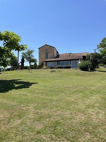 Gîte pour 8 personnes, avec piscine ainsi que jardin et terrasse à Monsempron-Libos