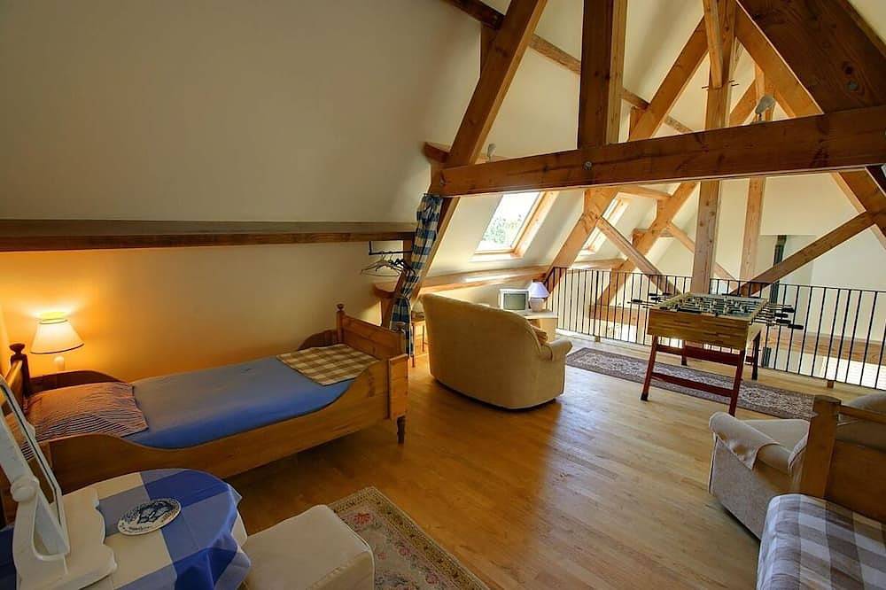Beautifully Finished House, Modern Interiors, Private Heated Pool & Fabulous Location near Martel! in Martel, Lot