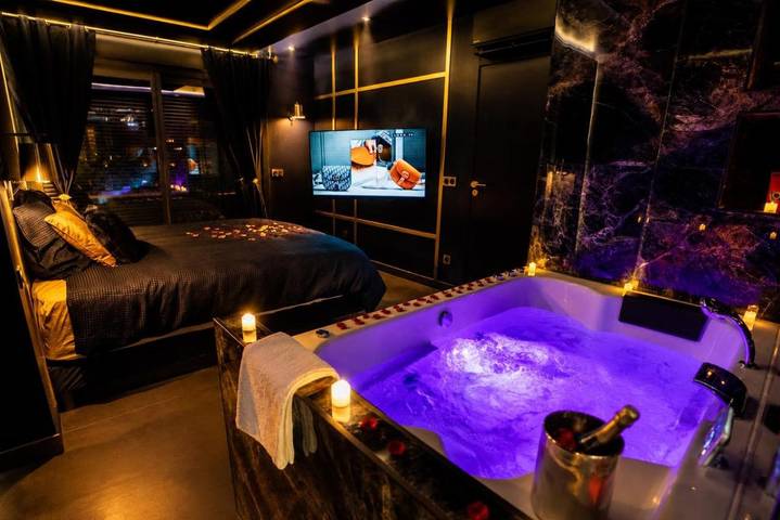 Gîte pour 2 personnes, avec Balcon ainsi que Jacuzzi et Vue à Corbas