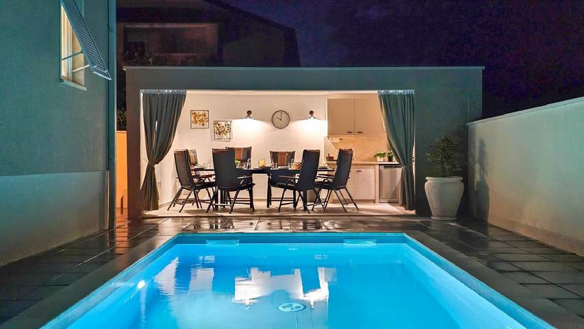 Ferienhaus für 8 Personen, mit Terrasse und Garten sowie Pool, mit Haustier in Umag