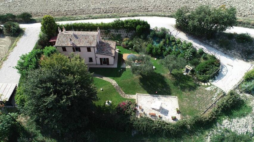 Agriturismo per 4 persone, con giardino e piscina nonché idromassaggio a San Costanzo