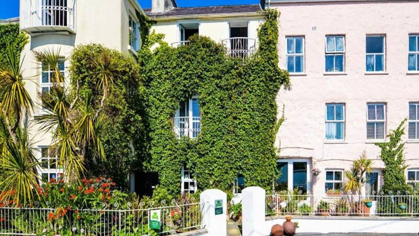 Holiday apartment for 17 people, with balcony in Clifden