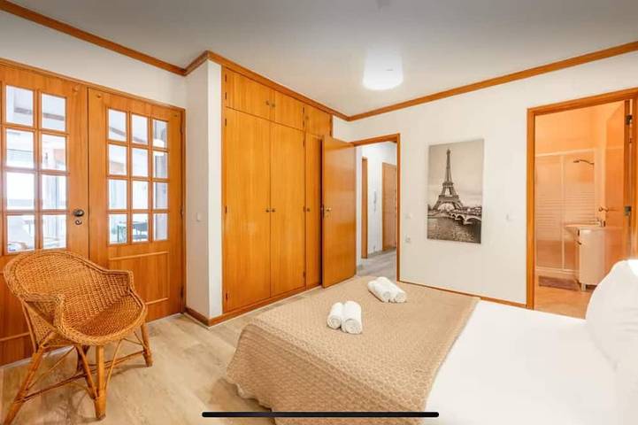 Appartement entier, Sunny Cascais Apartment 5min stroll to the Beach in Cascais e Estoril, Costa de Lisboa