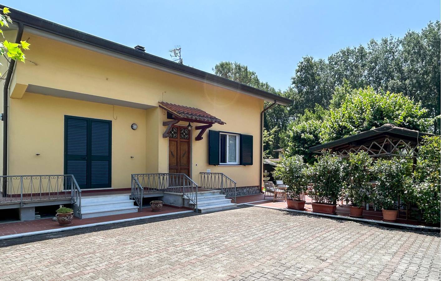 Gemütliches Apartment mit Garten und Parkplatz, 1,5 km zum Strand in Massa, Italienische Riviera