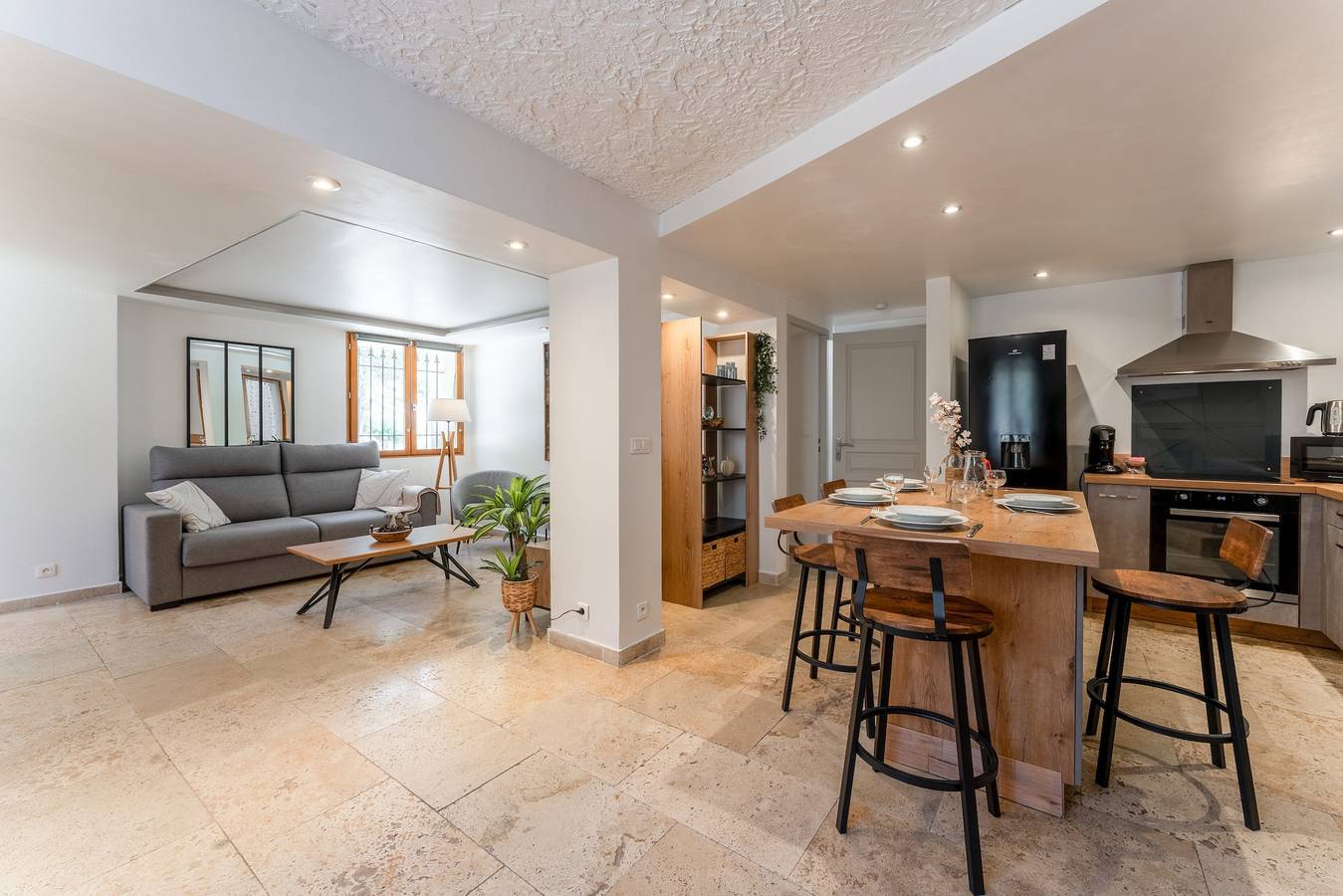 Appartement entier, Appartement « Domaine De Meyrol - Gîte 4 » avec vue montagne, Wi-Fi et climatisation in Eyguières, Région d'Arles