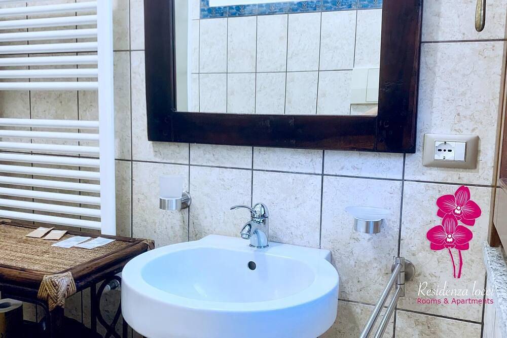 Appartamento intero, Elegante Appartamento Monolocale immerso nel verde a due passi dal centro. in Teulada, Cagliari e Dintorni