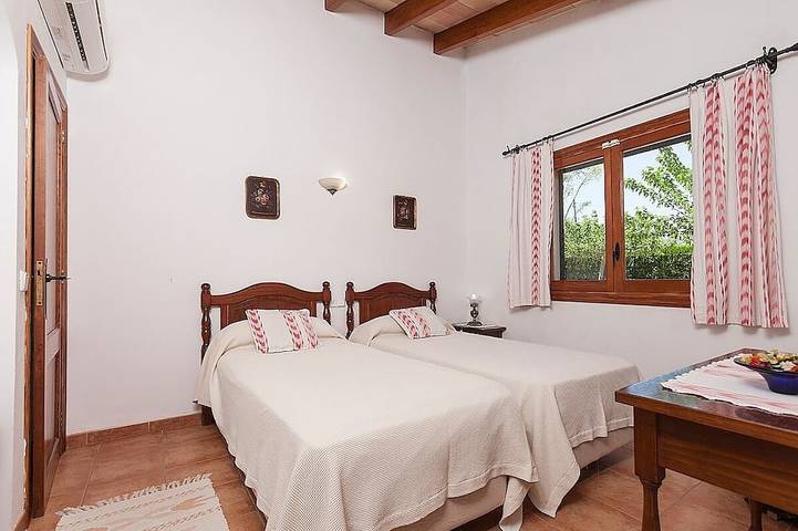 Die Villa verfügt über einen großen Garten mit einem langen rechteckigen Pool. in Pollença, Mallorca Norden