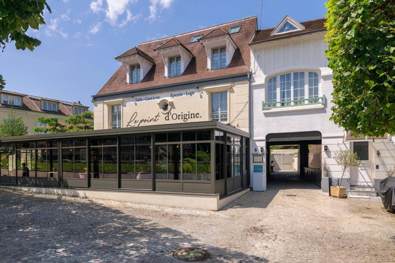 Apartment with Balcony in Marly-le-Roi, Yvelines