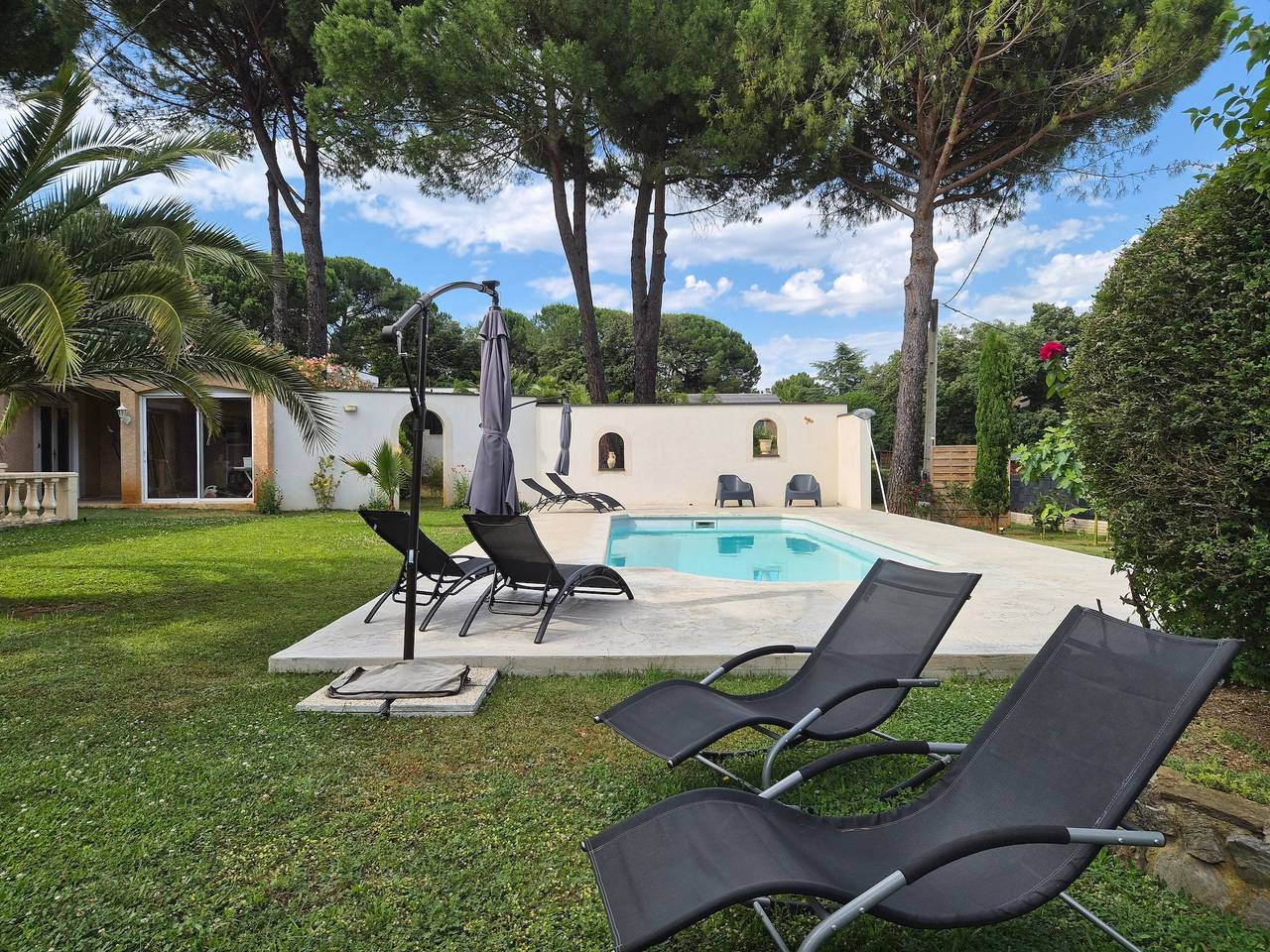 Casa vacacional Gîte Coccinelle con vistas a la montaña, piscina compartida y Wi-Fi in Anduze, Cevenas