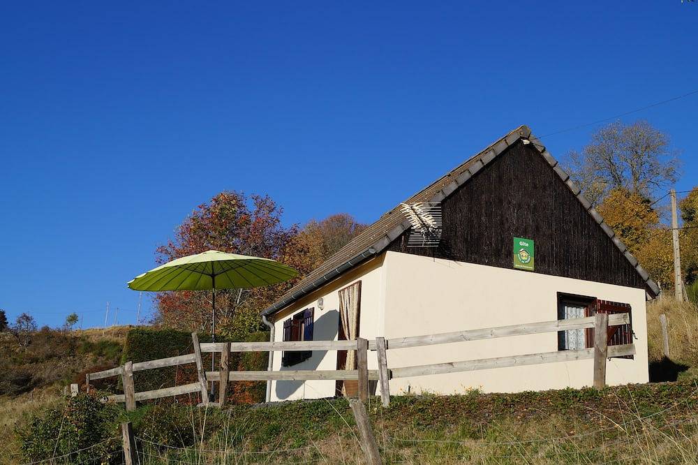 Chalet \"Eglantine\" en pleine nature, très calme, vue imprenable sur la montagne in Neussargues-Moissac, Région de Saint-Flour