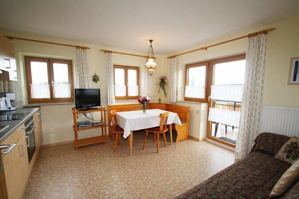 Ganze Wohnung, Ferienwohnung Staufen bis 4 Personen, 2 Sz, Balkon mit Bergblick, 50 qm in Kirchanschöring, Rupertiwinkel