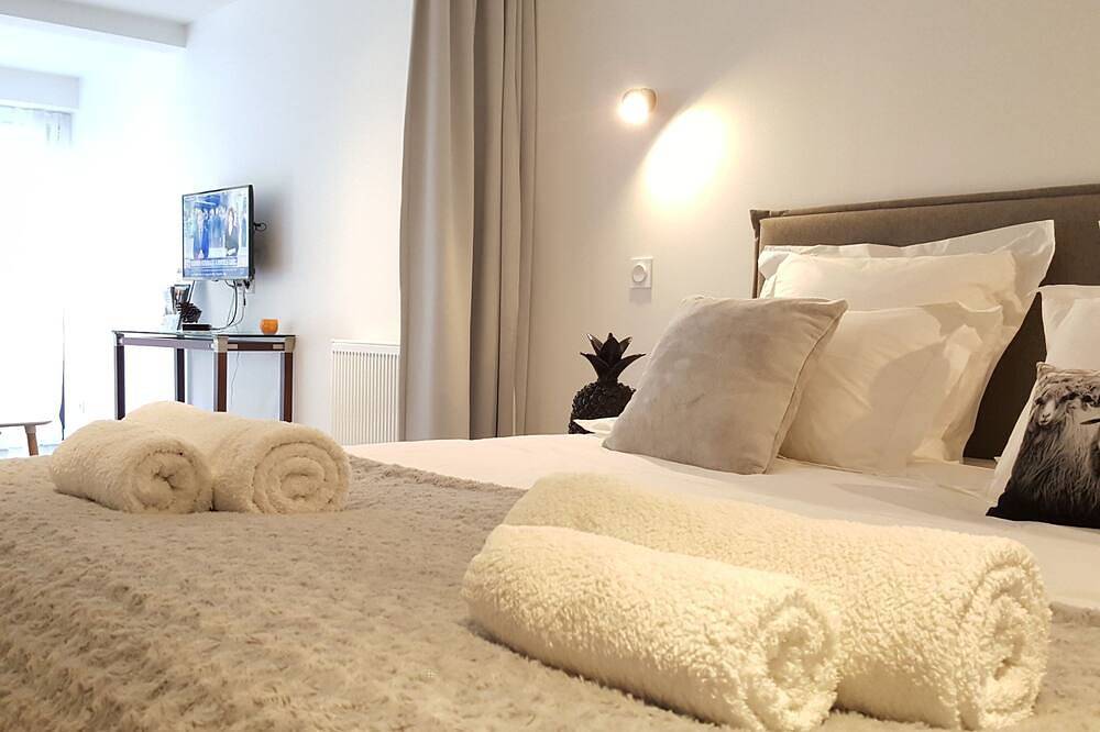 Ganze Wohnung, Promo Studio 2 Personen \"Indoor Pool 28 ° / Jacuzzi bei 36 °\" 4 Holiday Keys \" in Perros-Guirec, Rosa Granitküste