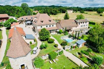 Hôtel pour 13 personnes, avec vue et sauna ainsi que piscine et jardin à Vignieu