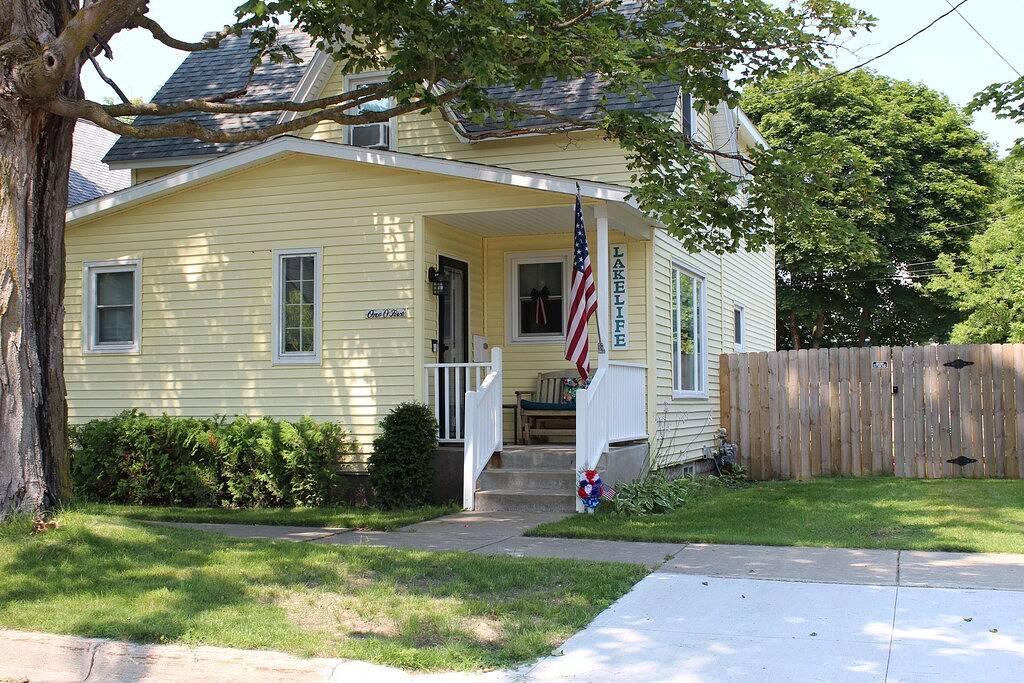 Updated & short walk to downtown Charlevoix! in Charlevoix, Charlevoix County