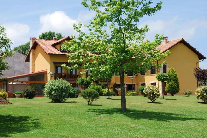 Hôtel pour 3 personnes, avec jardin et terrasse ainsi que vue sur le lac et vue dans Cabárceno - 2