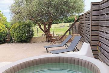 Agriturismo für 7 Personen, mit Garten und Whirlpool in der Provence