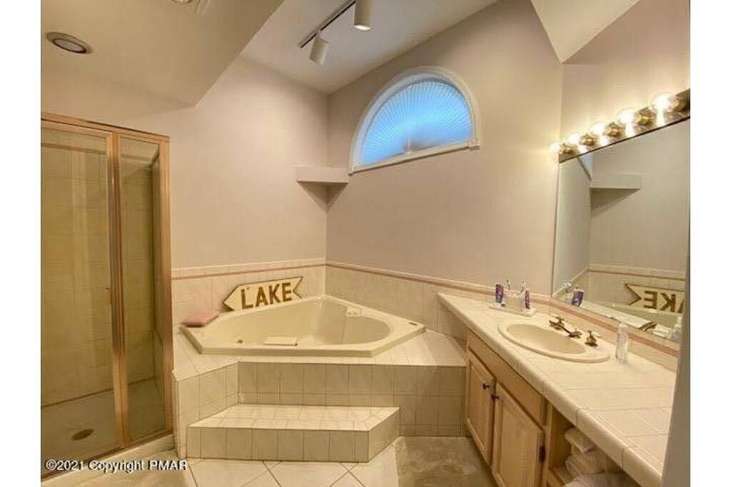 Lake Harmony Beautiful Townhome with Ski Slope Views, privacy-clean and cozy! in Hickory Run State Park