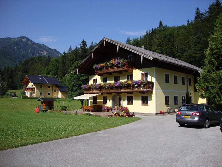 Ferienwohnung für 4 Personen, mit Balkon und Terrasse sowie Garten und Ausblick in Faistenau