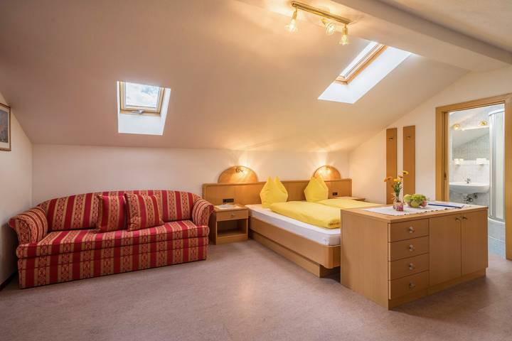 Hel enrumslägenhet, Apartment "Bozen" with Mountain View, Wi-Fi, Balcony & Garden in Salonetto, Mölten