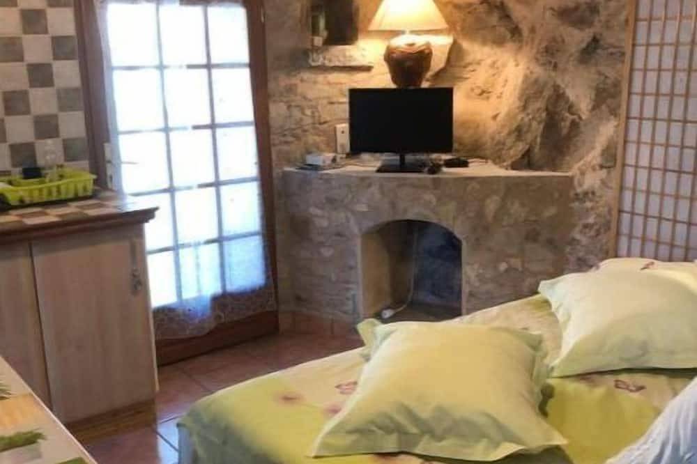 Appartement entier, Studio en pierre avec jolie piscine entre mer et montagne in Lucéram, Côte méditerranéenne (France)