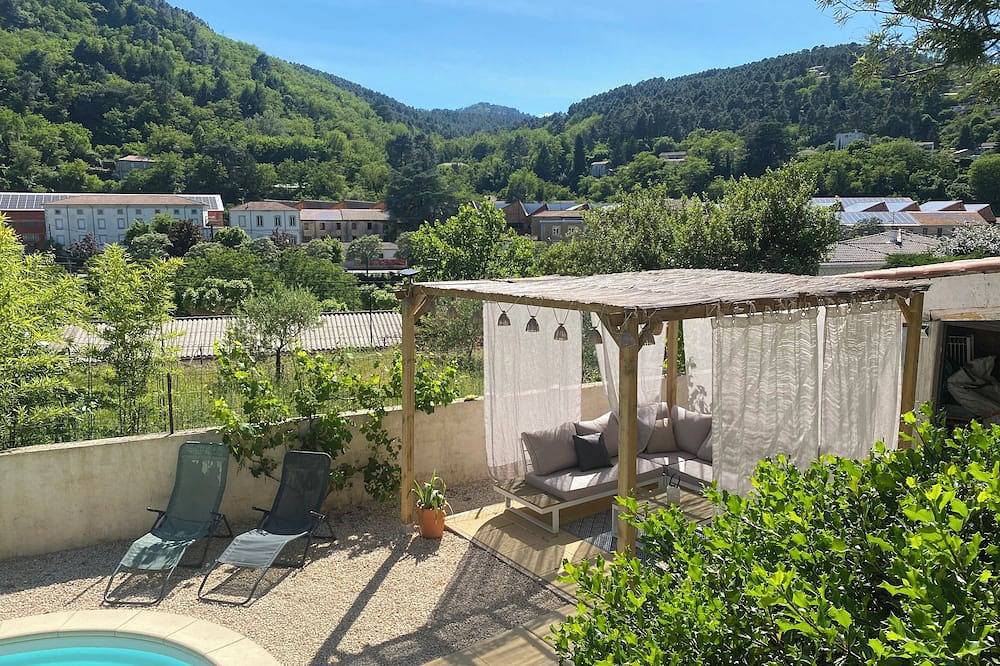 Villa très spacieuse avec Piscine privée dans les Cévennes in Bessèges, Cevenas