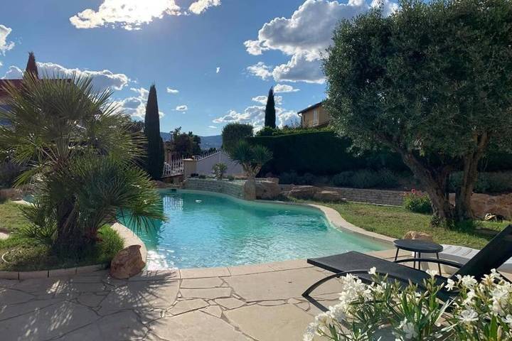 Gîte pour 2 personnes, avec Terrasse et Jardin ainsi que Piscine et Vue à Chassagny