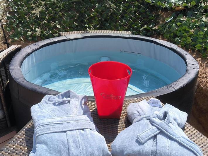 Tente pour 2 personnes, avec terrasse ainsi que jardin et vue dans Allier - 3