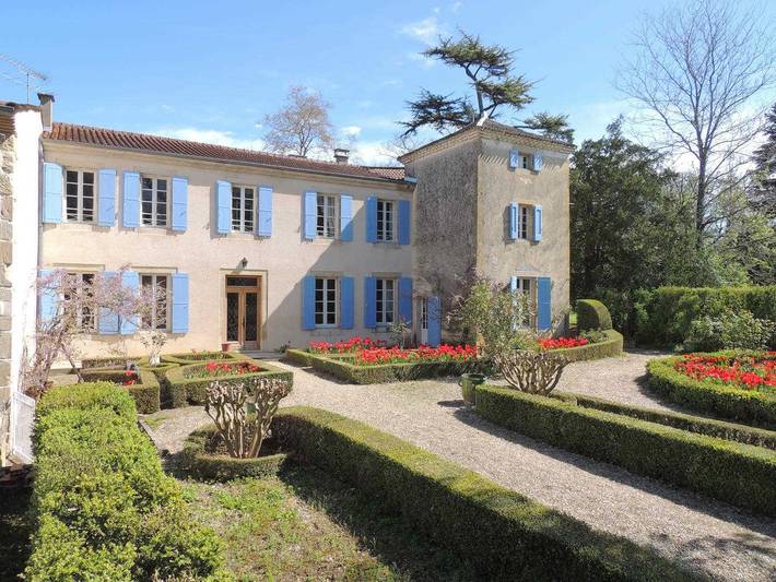 Gîte pour 10 personnes, avec Terrasse ainsi que Jardin et Piscine à Soual