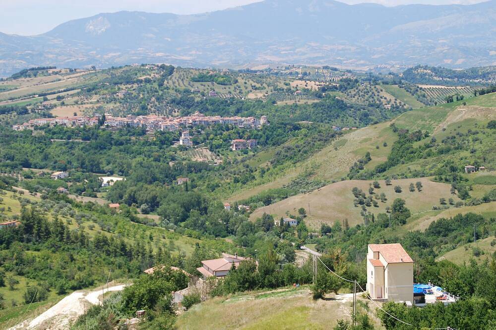 Villa for 8 People in Serramonacesca, Pescara Province