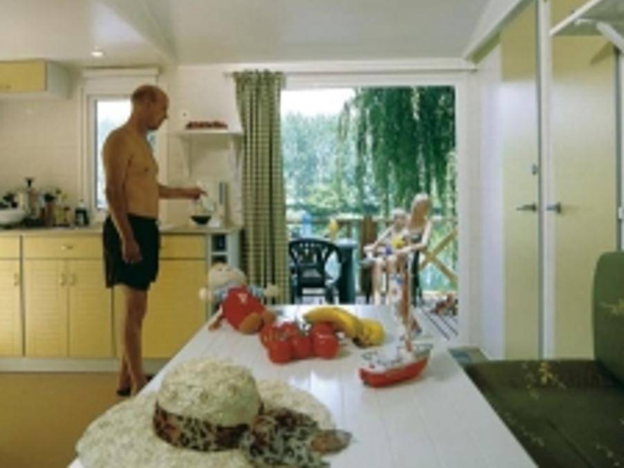 Camping Les Bö-Bains - Mobile home 6 persons - 2 bedrooms (29 m²) air-conditioned - n°64 to 72 in Badefols-sur-Dordogne, Périgord Pourpre