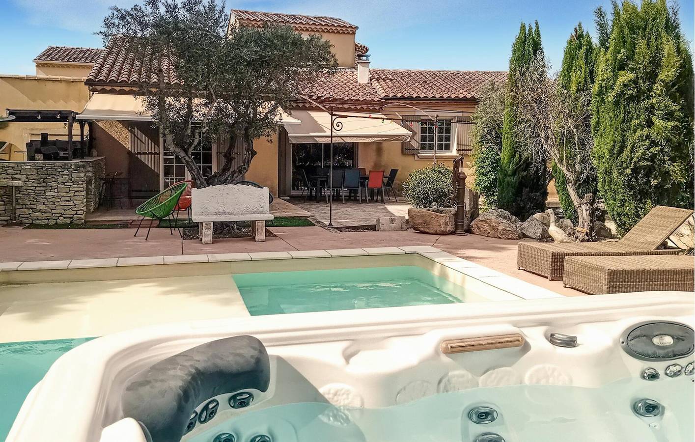 Modern Apartment with Pool & Parking, 2.5km to Althen-des-Paluds in Entraigues-sur-la-Sorgue, Vaucluse