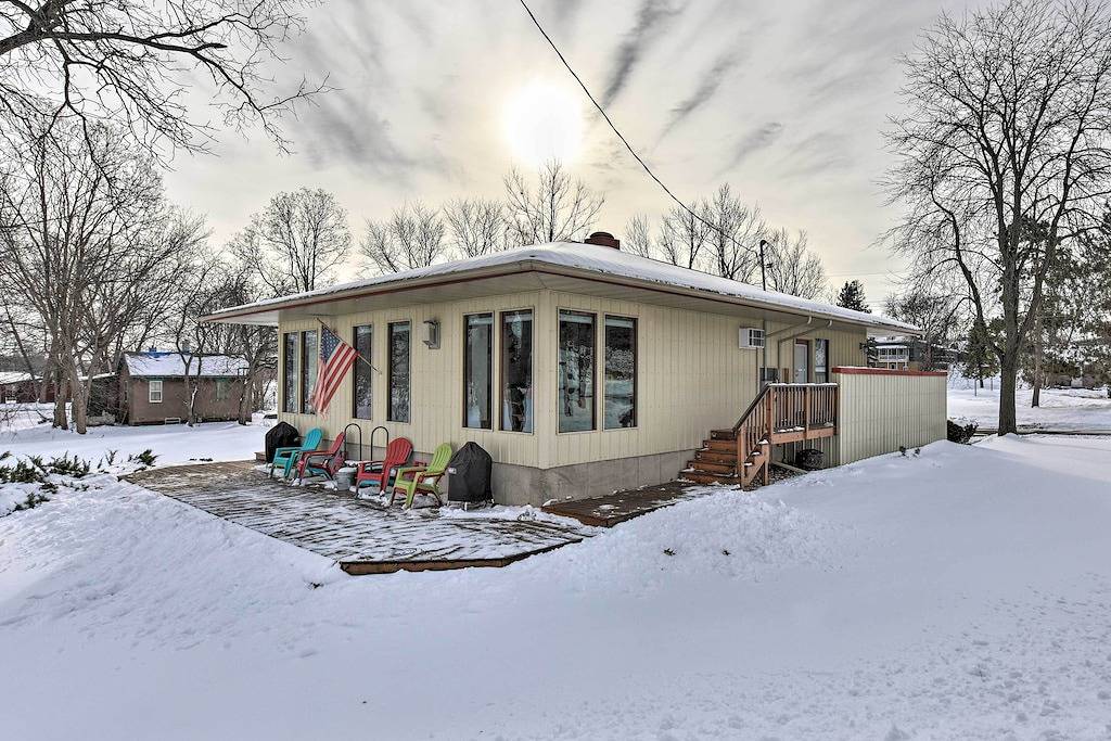 Ganze Wohnung, Pet-Friendly Retreat w/ Deck: Steps to Marina! in Wabasha, Wabasha County