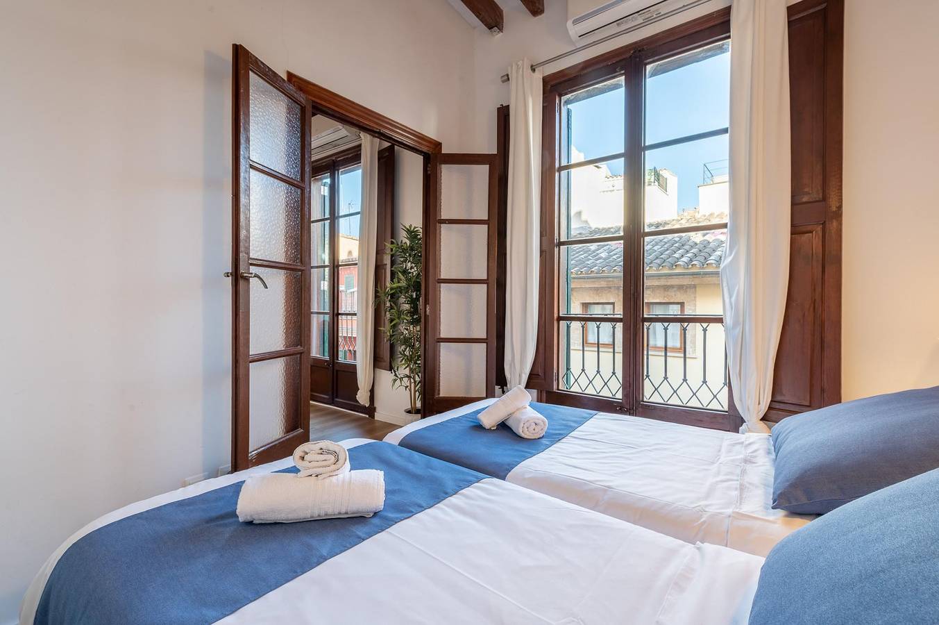 Entire holiday apartment, Palma Apt: Central, Balcony, WiFi, TV & More! in Palma Old Town, Palma