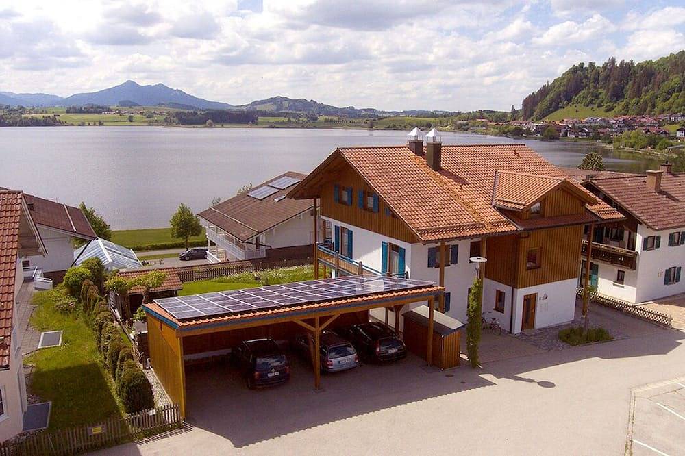 Ganze Wohnung, Haus Vöhringer - Moderne Ferienwohnung in Toplage direkt am Hopfensee im Allgäu in Hopfen am See, Bayerisch Schwaben