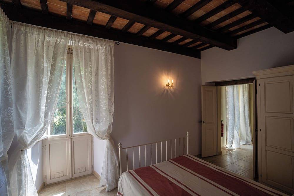 Ganze Wohnung, Cosy apartment on a tranquil estate with shared pool & mountain views in Amandola, Nationalpark Monti Sibillini