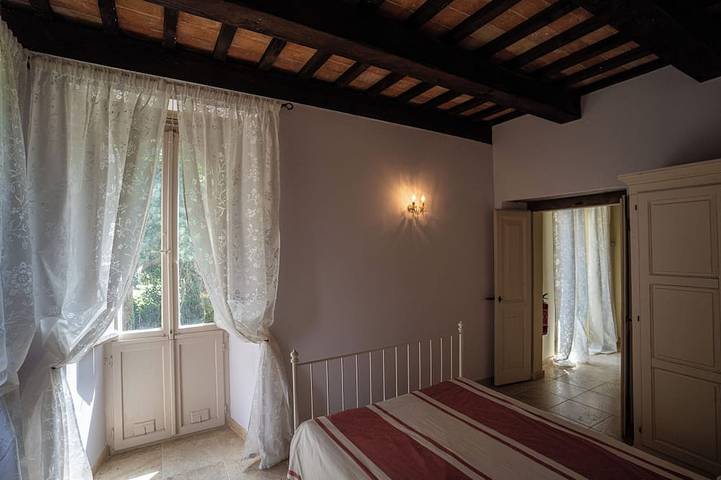 Ganze Wohnung, Cosy apartment on a tranquil estate with shared pool & mountain views in Amandola, Nationalpark Monti Sibillini