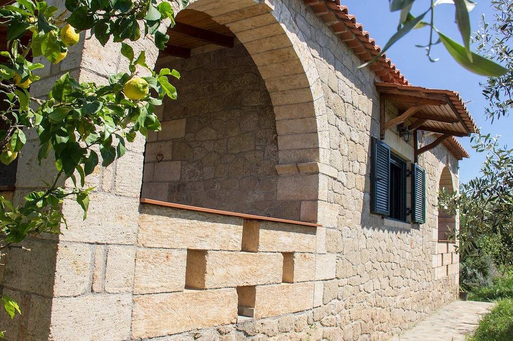 Traditionelles Ferienhaus in der Ruhe des Olivenhains in Stoupa, Messenien